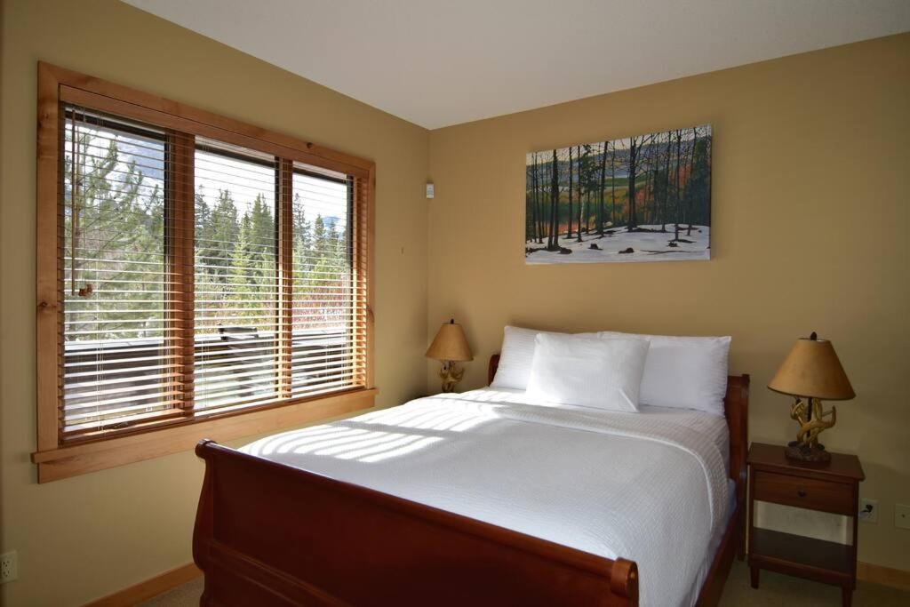 Luxurious Rundle Cliffs Lodge In Spring Creek Canmore Exterior foto