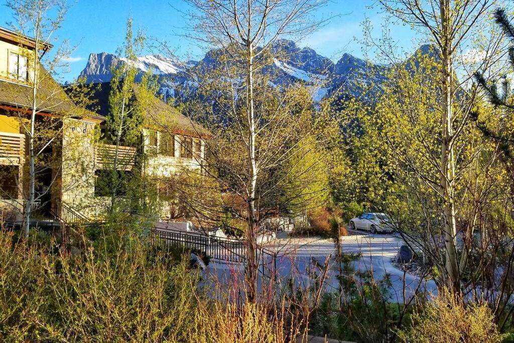 Luxurious Rundle Cliffs Lodge In Spring Creek Canmore Exterior foto